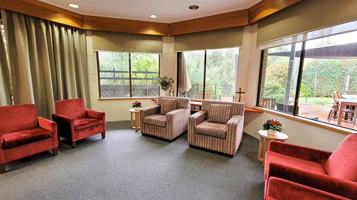 Sitting room with armchairs